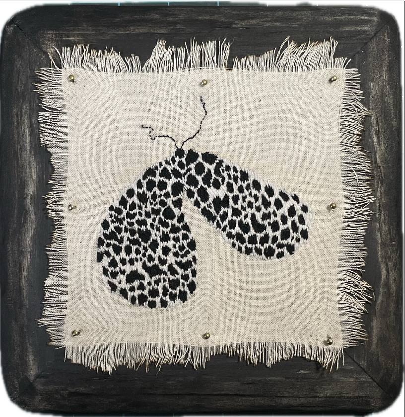 하트 나방, embroidery on cotton, mixed media, 16 x 16cm, 2024